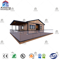 Maison préfabriquée intelligente en structure acier avec revêtement en bois, bâtiment modulaire idéal pour les retraites de vacances et les séjours à la ferme