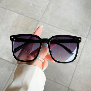 Gafas de Sol Extra Grandes Qianai para Mujer, Lentes de PC con Protección UV400, Montura Cuadrada, Estilo Urbano Moderno, Montura Gris - Product Image 5