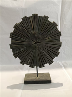 Sculpture d'art en bois ronde motif soleil, sculptée à la main, à bandes radiales, finition vieillie foncée, ornement de table