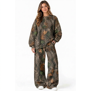 Achetez un ensemble en molleton à deux pièces avec un sweat-shirt à col rond à imprimé camouflage surdimensionné et un pantalon à jambes larges, design personnalisé pour femme - Product Image 1