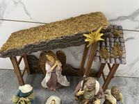 Crèches de Noël de 12 pouces avec grange de la Nativité, statue de la Sainte Famille, Jésus-Enfant dans le berceau, ornement de crèche de Noël, décoration de Noël pour l'église et la maison