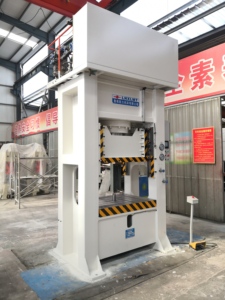 Presse hydraulique multifonctionnelle haute vitesse CE XINLI 200 tonnes à cadre fermé, commande PLC, pour formage industriel, moteur et engrenages - Product Image 3