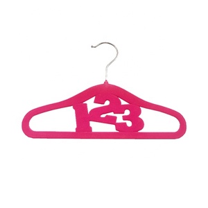 Gros bébé mignon chiffres 123 velours <span class=keywords><strong>cintre</strong></span> de haute qualité antidérapant Premium noir velours cintres flocage <span class=keywords><strong>cintre</strong></span> pour enfants - Product Image 3
