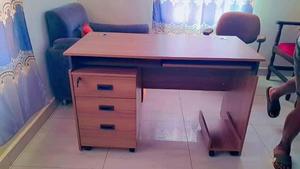 Bureau d'ordinateur simple et moderne en bois avec tiroir et armoire de rangement intégrée pour le bureau à domicile - Product Image 6
