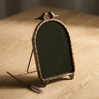Miroir de table vintage en métal finition or antique avec décor d'oiseaux, miroir de vanité rustique sur pied en forme d'arche pour la maison et la chambre