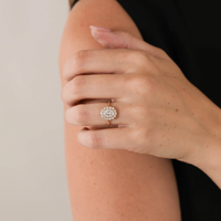 2 Karat Oval Küme Halo Tektaş Yüzük Laboratuvarda Yetiştirilmiş Elmas Nişan Yüzüğü 14K/18K Som Altın IGI Sertifikalı CVD/HPHT Özel Yapım
