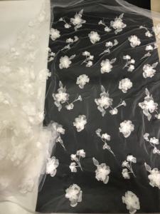 Tessuto in <span class=keywords><strong>Tulle</strong></span> <span class=keywords><strong>Ricamato</strong></span> <span class=keywords><strong>Bianco</strong></span> con Fiori 3D Moderni per Abiti da Sposa LT21861 - Product Image 4