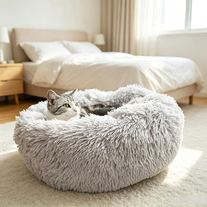 Coussin rond pour animaux de compagnie en fausse fourrure, type donut, avec housse amovible et lavable, rebord haut, apaisant, anti-anxiété, confortable pour chats et petits chiens - Product Image 1