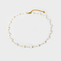 Collier ras du cou classique en acier inoxydable plaqué or 18 carats avec pendentif cœur en nacre blanche et breloques coquillages pour femme