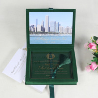 Boîte d'invitation de mariage vintage faite à la main avec velours vert foncé, acrylique transparent, monogramme doré personnalisé, boîte en papier