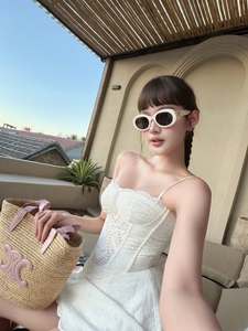 Ensemble deux pièces blanc en coton pour femme, top corset et jupe festonnée, tenue de plage estivale très tendance - Product Image 3