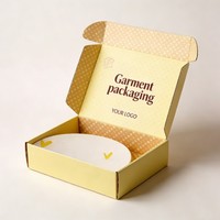 Boîte d'expédition en carton ondulé avec logo personnalisé, finition mate, pour vêtements, pliable, écologique, pour emballage cadeau de t-shirts