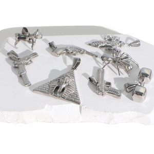 Colgante de Acero Inoxidable con Baño de Oro PVD, Resistente al Deslustre y al Agua, con Diseño de Araña, Pistola, Cruz y Perro - Product Image 5