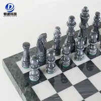 Jogo de xadrez em marmore com pedras turquesa e brancas, tabuleiro