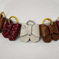 Ensemble d'accessoires pour collier de chien en cuir marron, rouge et ivoire, avec breloques nœud, anneaux métalliques et fermoirs à pression effet croco