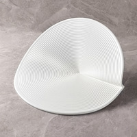 Assiette de service en céramique texturée à motif ondulé moderne, plat triangulaire irrégulier pour la restauration fine et les restaurants