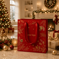 Sac cadeau de Noël rouge avec impression étoiles et motifs de sapin et de houx dorés, poignées en ruban gros-grain, sacs en papier personnalisés avec logo pour les fêtes, OEM