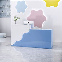 Petit bureau de réception bleu avec logo personnalisé pour salon de beauté