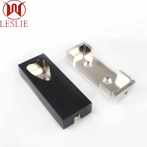 Soporte de tubo cuadrado abatible de aleación de zinc sólido Leslie para barra de ropa de armario, con brida, negro y dorado, montaje en pared - Product Image 2