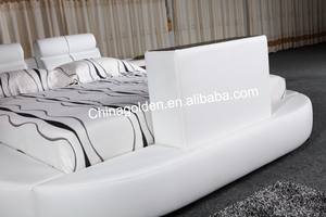 Cama blanca de lujo con TV y reproductor de iPhone - Product Image 4