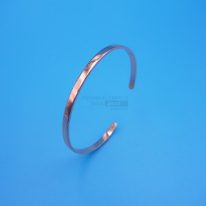 Bracelet en acier inoxydable plaqué or rose, forme ouverte en C, unisexe, à porter tous les jours, design géométrique, bord étroit, bracelet en métal - Product Image 1