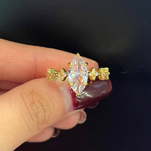 Elegante Anello da Donna con Taglio Marquise, Gioiello Scintillante in Lega Regolabile, Stile Moderno per Matrimoni - Product Image 1