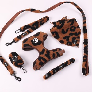 باندانا للكلاب من مصنع Okeypets بتصميم جديد مطبوعة بشعار مخصص دافئة وناعمة ومبطنة للكلاب الصغيرة - Product Image 5