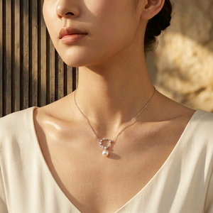 Collier pendentif en or blanc 18 carats style Art Déco avec diamants et perles de culture d'eau douce taille marquise, bijou raffiné, cadeau idéal pour jeune femme - Product Image 4