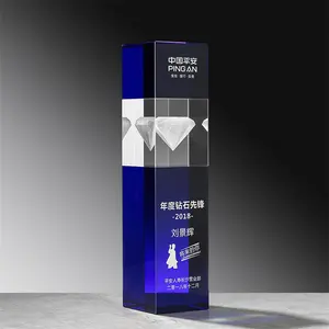 2024 Benutzer definierte 3D-Lasergravur Blue Crystal Cube Papier gewicht Trophäe Blank Crystal Glass Trophy