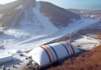 Dôme gonflable à grande portée pour stade, membrane triple isolation, protection contre le vent et la pluie pour les terrains de sport et les événements