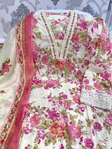 Conjunto de kurta, pantalón y dupatta Anarkali con bordado premium estilo indio en un nuevo color de verano con detalles de lentejuelas hechas a mano. - Product Image 3