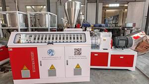 Ligne de production d'extrusion de panneaux muraux et de plafonds en <span class=keywords><strong>profil</strong></span>és <span class=keywords><strong>PVC</strong></span> personnalisés, extrudeuses de plastique <span class=keywords><strong>pour</strong></span> panneaux extérieurs à double vis conique - Product Image 6