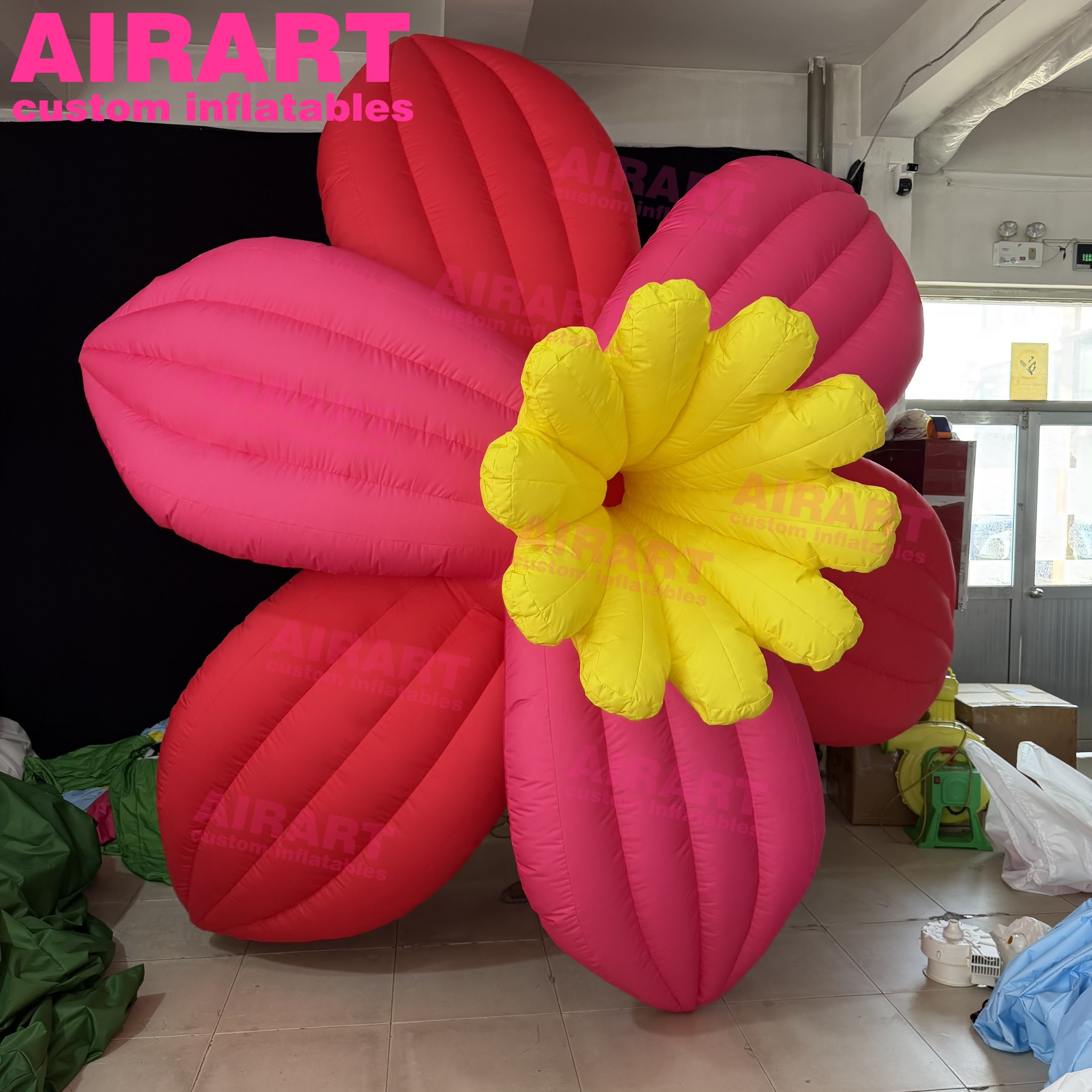 À l'extérieur un ballon gonflable en forme de coeur rose avec un