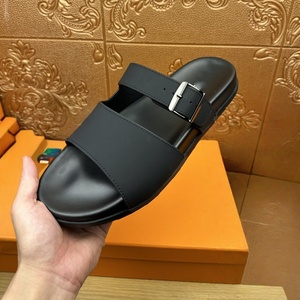 Chaussons de luxe en cuir véritable pour hommes, style décontracté, à bout ouvert, semelle extérieure en caoutchouc antidérapante, pour l'été, également adaptés aux femmes. - Product Image 1