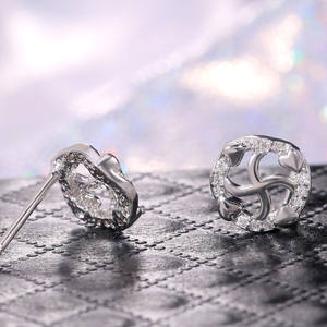 Orecchini a Perno Classici Placcati in Rodio con Incastonatura di Cristalli e Strass, Regalo Unisex, Accessorio di Moda - Product Image 6