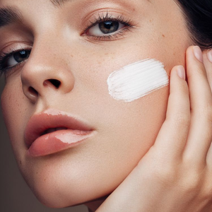 OEM/ODM Crème Visage Hydratante Nourrissante Anti-âge OEM Bifida Essence de Levure Crème Visage Blanchissante - Product Image 4