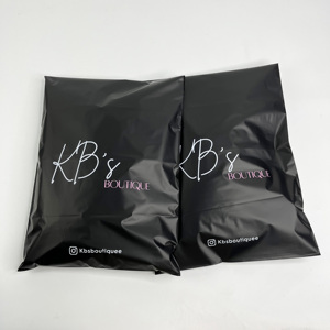 Sobres de Poliéster Negro Mate Personalizados - Bolsas de Envío de Plástico con Logotipo Impreso en Blanco y Rosa, Bolsas de Correo Acolchadas con Cierre Autoadhesivo - Product Image 1