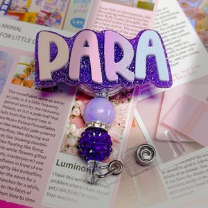 Porte-badge en acrylique avec initiales à paillettes violettes et pendentif perlé - Product Image 1