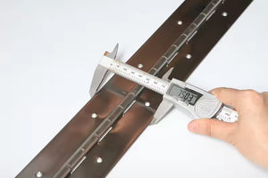 Charnières de piano dorées à espacement des trous personnalisées pour portes de cuisine et de chambre à coucher-Charnière à longue bande continue en acier inoxydable - Product Image 4