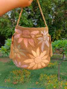 Nouvel arrivage de sacs à main de créateur de qualité supérieure pour femmes sac à main tendance perlé pour filles disponible au meilleur prix pour l'exportation - Product Image 3