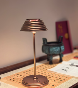 Lampe de <span class=keywords><strong>table</strong></span> électrique artistique moderne en aluminium Design vertical pour la décoration intérieure du salon Étagère de chevet Style de l'<span class=keywords><strong>architecte</strong></span> - Product Image 3
