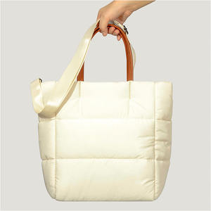 Amazons, superventas, 2024, nuevos <span class=keywords><strong>bolsos</strong></span> de mano a la moda para <span class=keywords><strong>mujer</strong></span>, nuevo diseño de lujo para <span class=keywords><strong>mujer</strong></span>, bolso de mano grande acolchado de gran tamaño, bolso grande acolchado - Product Image 2