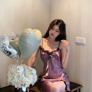 Robe nuisette en satin pour femme, été 2025, col en V sexy, pyjama en satin de soie, vêtements de détente, pur et luxueux - Product Image 1