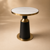 Mobilier moderne pour café et restaurant avec tables, chaises, banquettes et comptoir de bar sur mesure