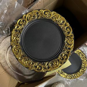Assiettes de chargeur réutilisables baroques en plastique blanc noir vintage de luxe de 13 ''avec bord doré floral pour la décoration de mariage de fête d'événement - Product Image 4