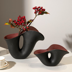 Vase en céramique géométrique noir en forme de trompette Alien pour la décoration intérieure - Product Image 2