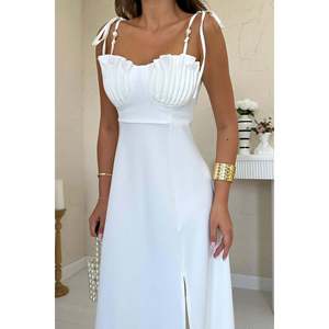 Robe de soirée longue en satin blanc en gros, taille XL, silhouette trapèze avec bonnets de soutien-gorge, style de fête romantique et luxueux avec fente - Product Image 3