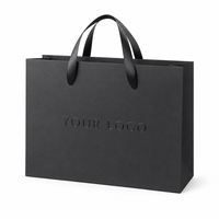Sacs en papier cartonné à base renforcée, finition mate douce au toucher, avec papier de soie pour présentation en magasin