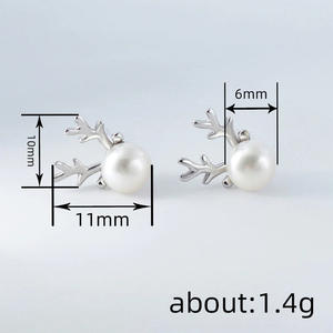 Orecchini a Perno a Forma di Renna, Placcati in Oro Bianco con Perle Imitate, Gioielli Moda Donna, Regalo in Lega Placcata Argento - Product Image 5
