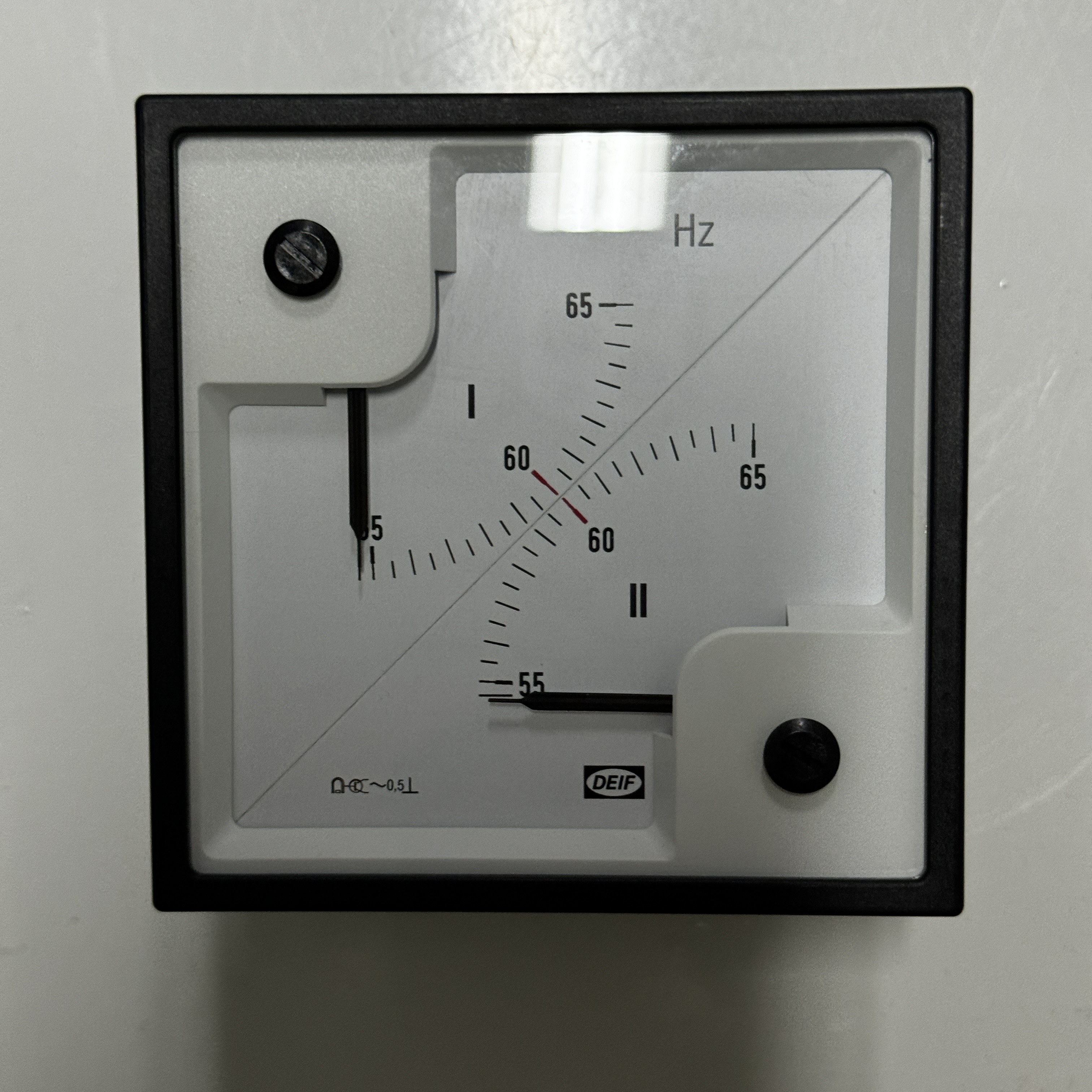 DEIF 2FQ96-X двухчастотный измеритель напряжения 100-230 В 55-65 Гц